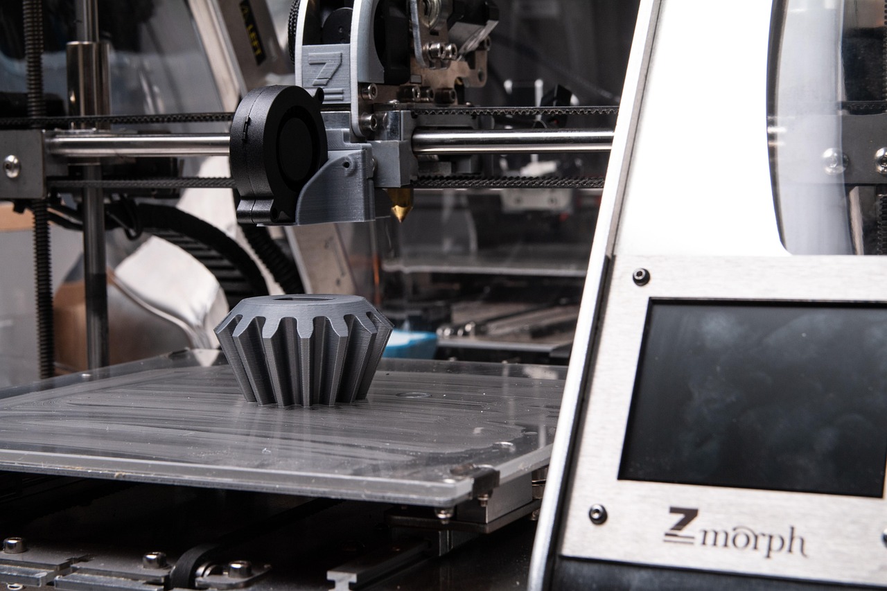 3D-Drucker fertigt ein graues Zahnrad Schicht für Schicht