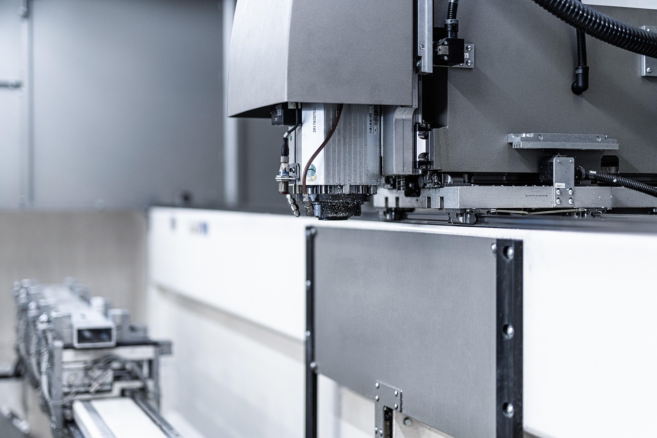 Modernes CNC-Bearbeitungszentrum in heller Produktionsumgebung