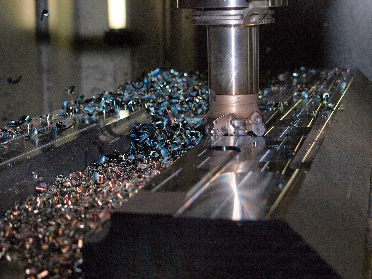 Planfräser im Eingriff auf einem CNC-Bearbeitungszentrum, umgeben von Metallspänen